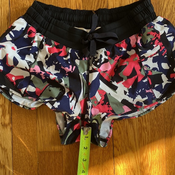 Lululemon Hotty Hot Shorts - Picture 6 of 7